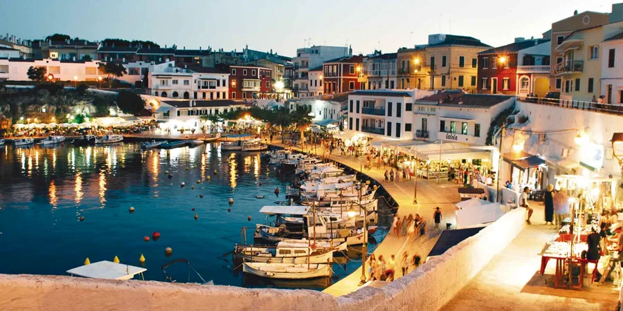 Mahón limanı ve Menorca sahili