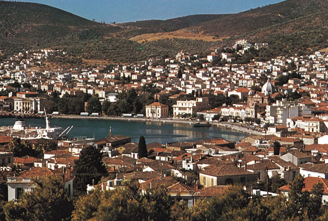 Midilli kıyısı ve liman çevresi