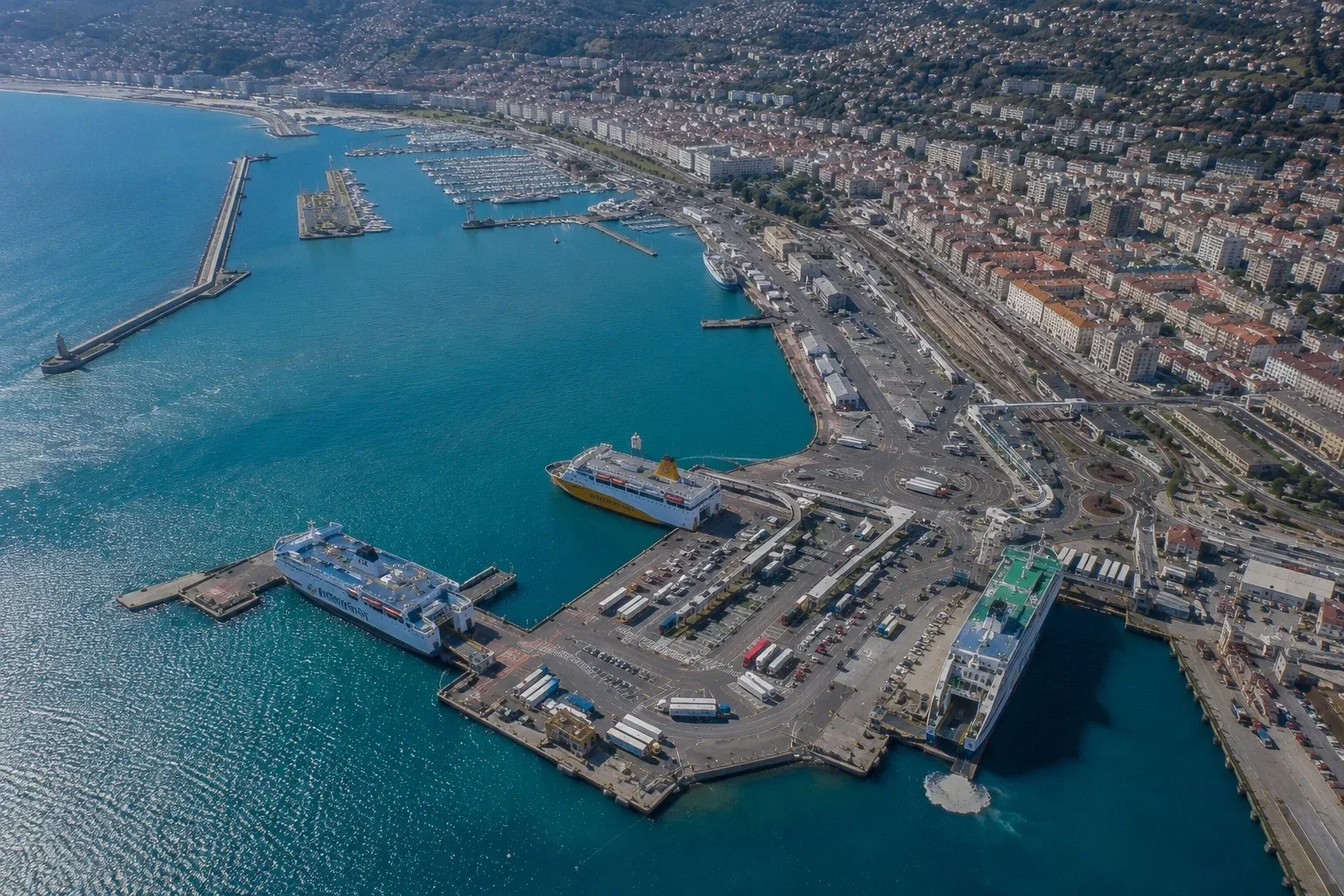 Corsica Feribot gemileri ile Nice feribot limanının bir görünümü terminalde