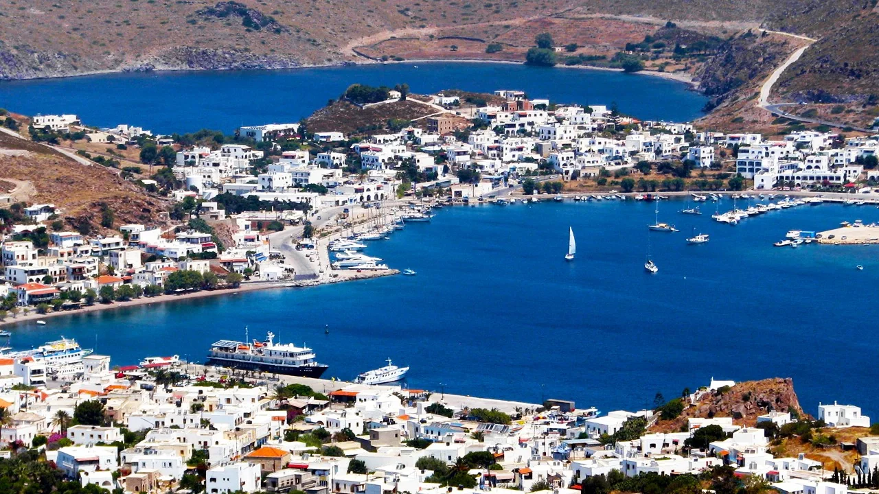 Patmos limanı ve kıyı manzarası