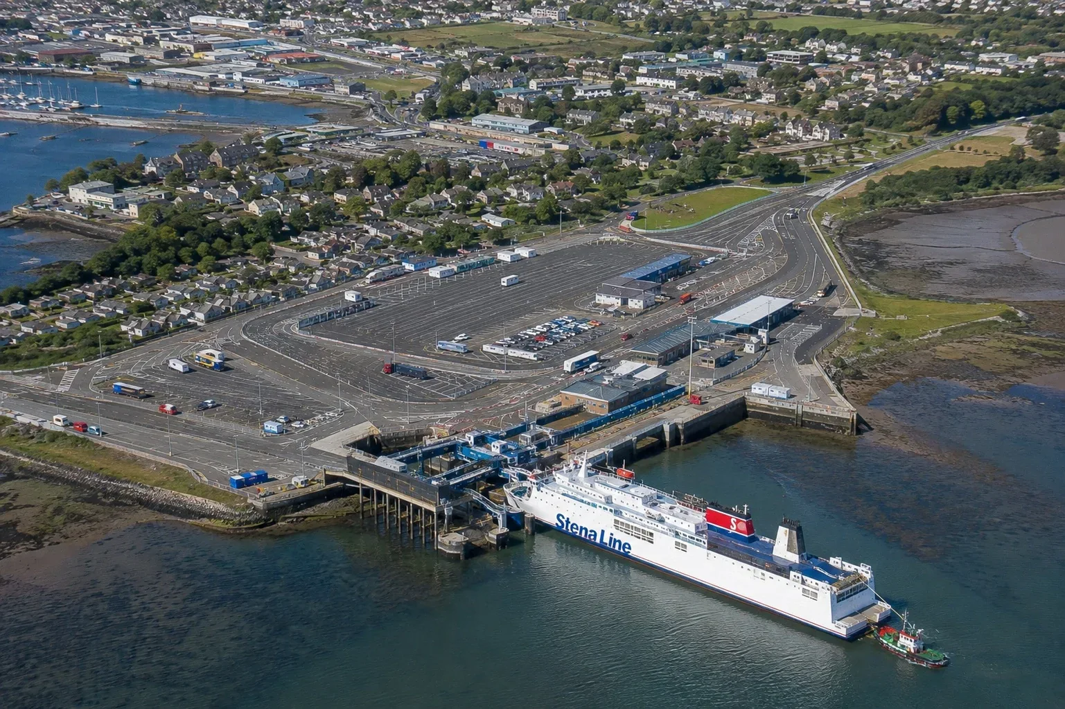 Pembroke Dock feribot limanı ve güneybatı Galler'da liman manzarası