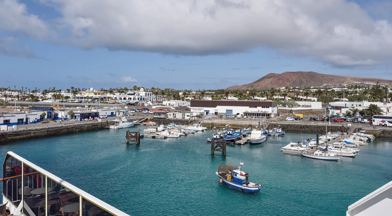 Lanzarote'deki Playa Blanca limanı ve feribot alanı