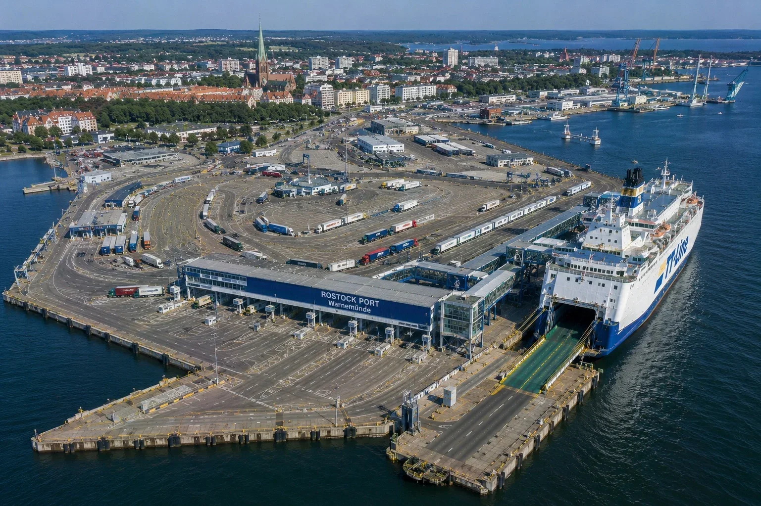 Kuzey Almanya'daki Rostock feribot limanı