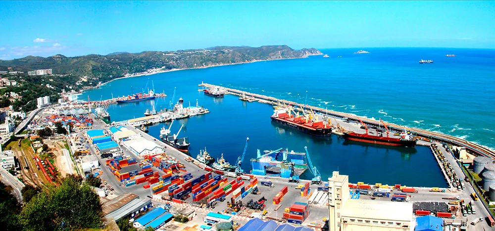 Cezayir kıyısındaki Skikda feribot iskelesi