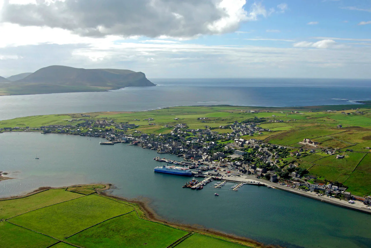 Stromness Limanı ve Orkney sahil şeridinin Aerial görünümü
