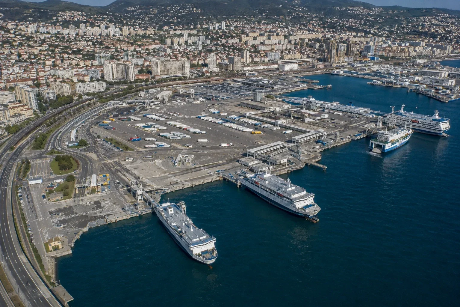 Toulon yolcu feribot limanı ve Akdeniz feribotu çılgınca manzarası