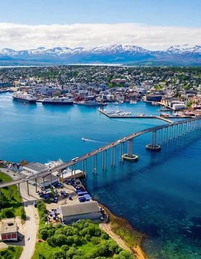 Arktik Norveç'teki Tromsø limanı ve köprüsü