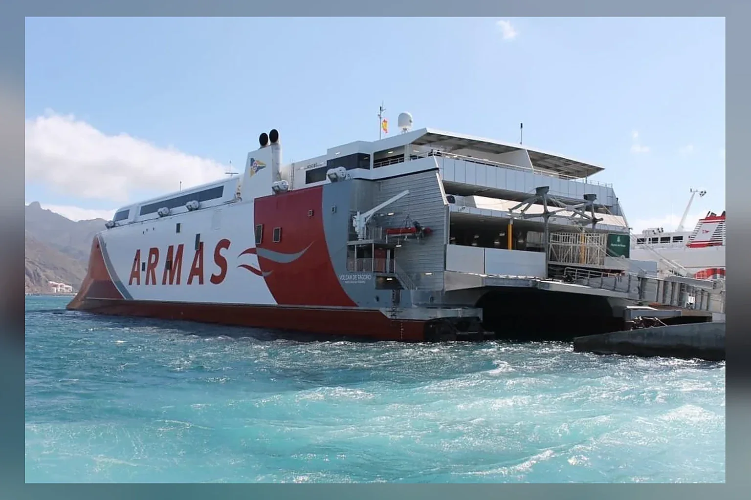 Armas Trasmediterránea yolcu ve araç feribotu