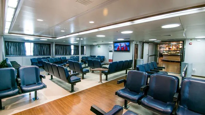 Caremar feribotunda kapalı yolcu salonu