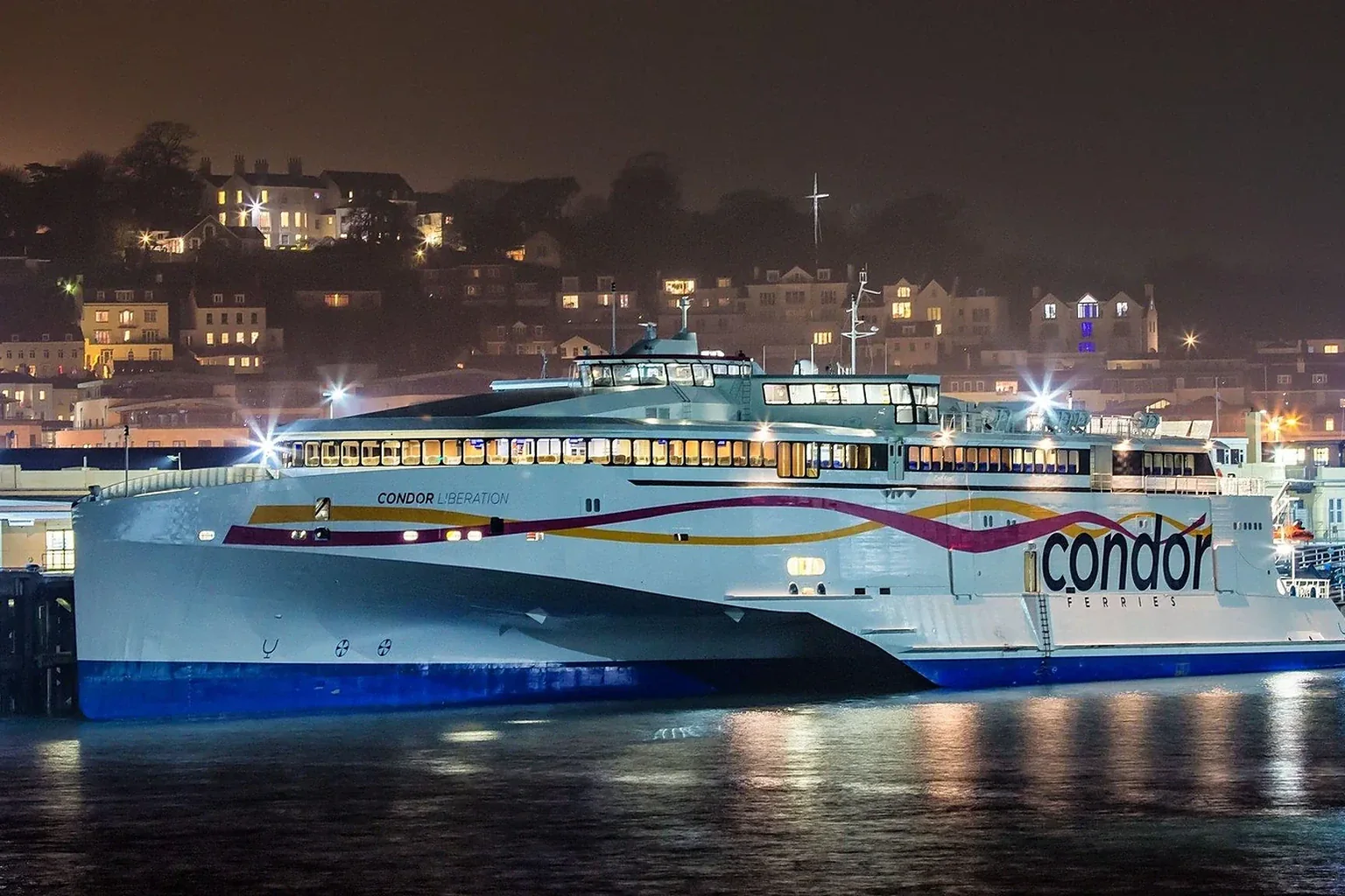 Kanal Adaları'na hizmet veren Condor Ferries yolcu feribotu