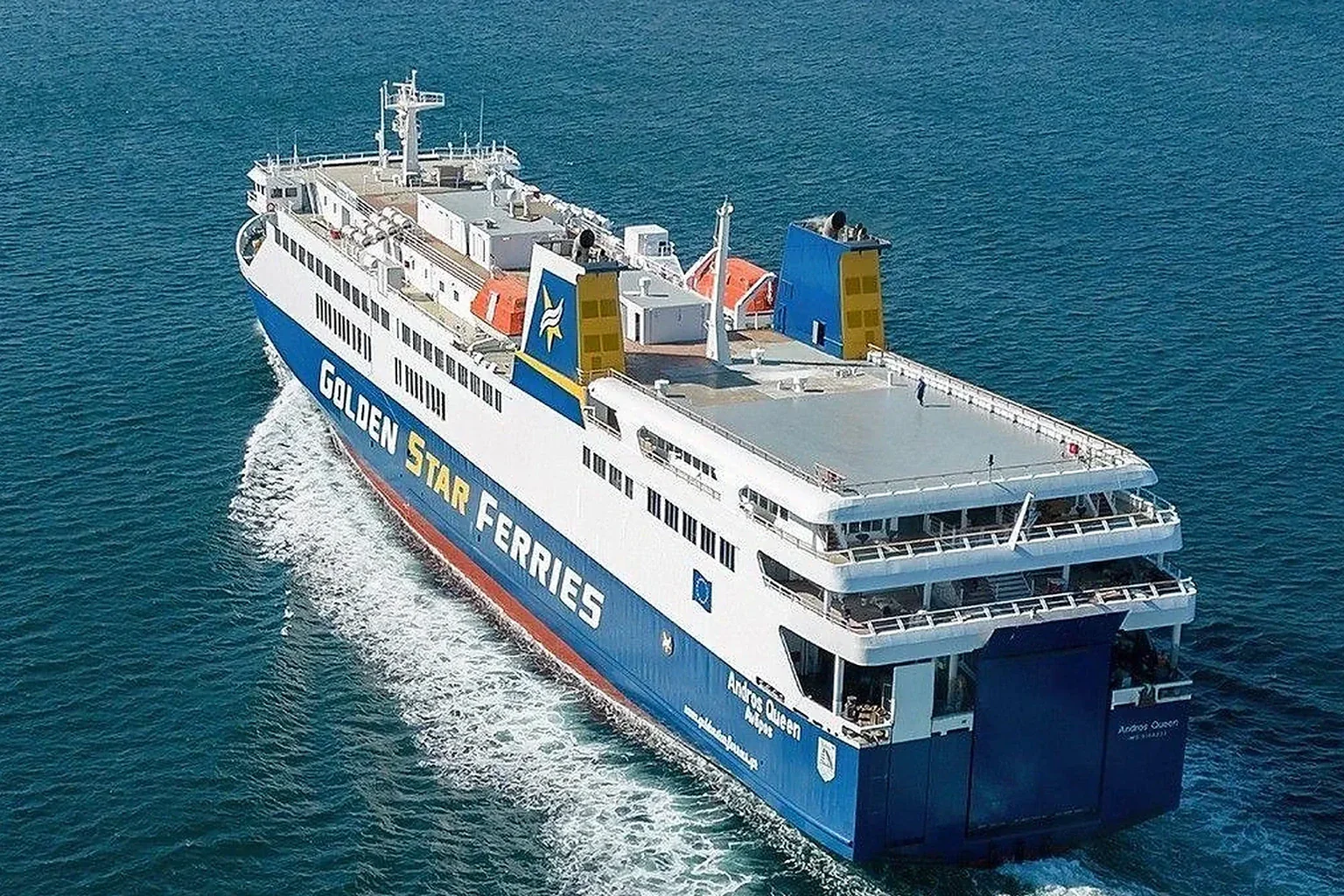 Kiklad adalarına hizmet veren Golden Star Ferries yolcu ve araç feribotu