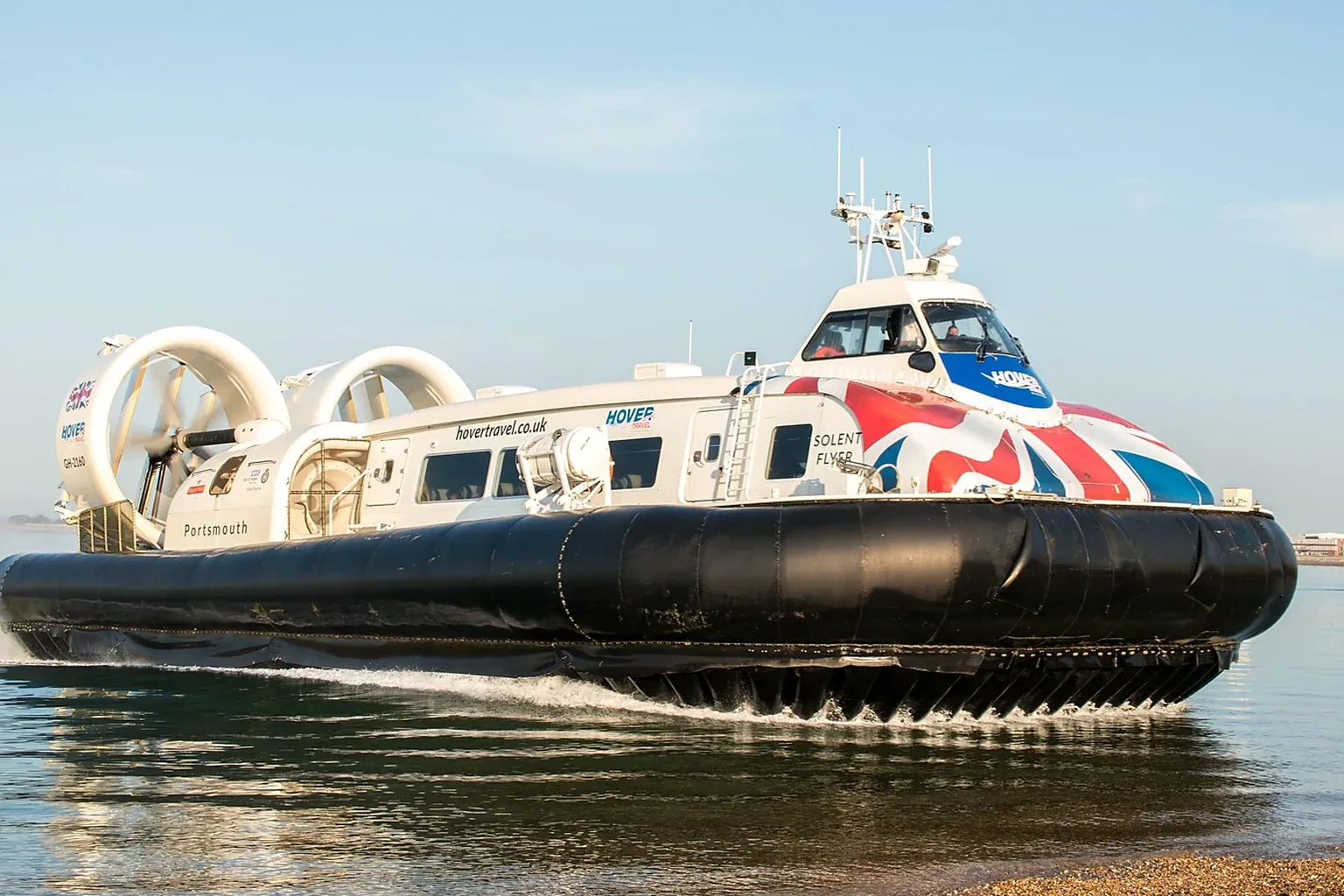Solent'i geçen Hovertravel yolcu uçan aracı