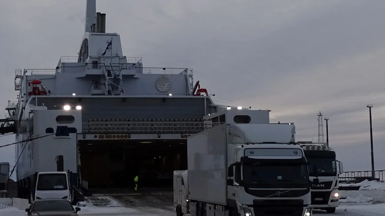 Aurora Botnia'dan kışın boşaltılan araçlar