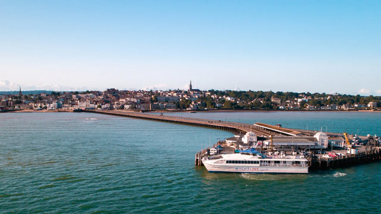 Ryde Pier Head'e hizmet veren Wightlink FastCat