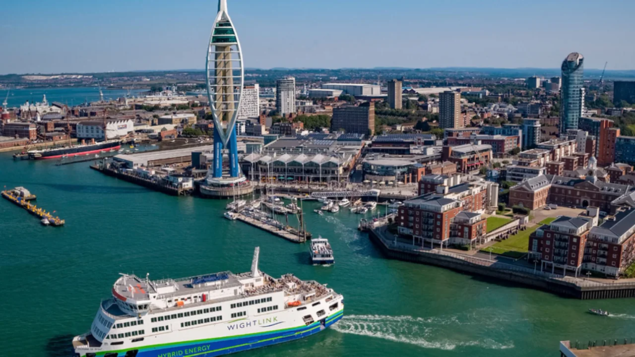 Wightlink feribotu Portsmouth'tan kalkıyor ve şehir kıyısı arkada kalıyor