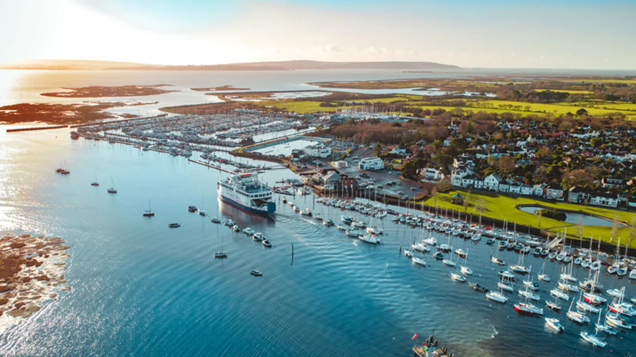 Wightlink Wight Sınıfı feribotu Lymington'dan ayrılıyor