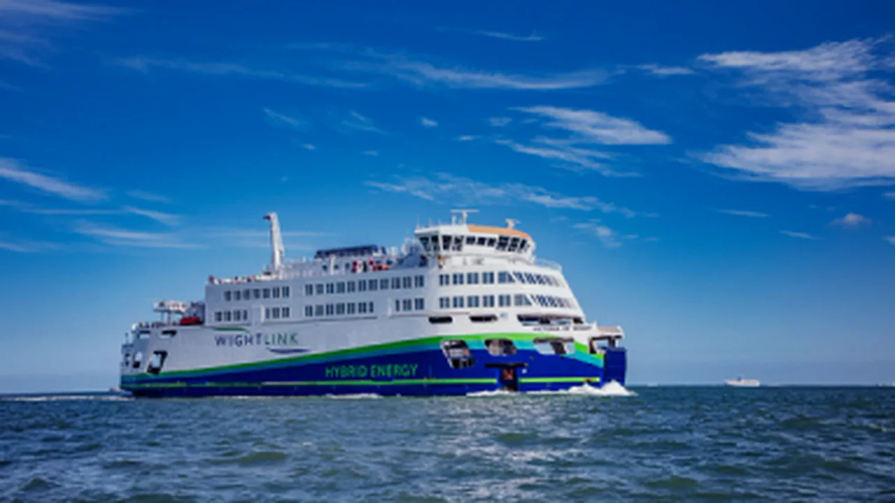 Wight Adası'na hizmet veren Wightlink araç feribotu