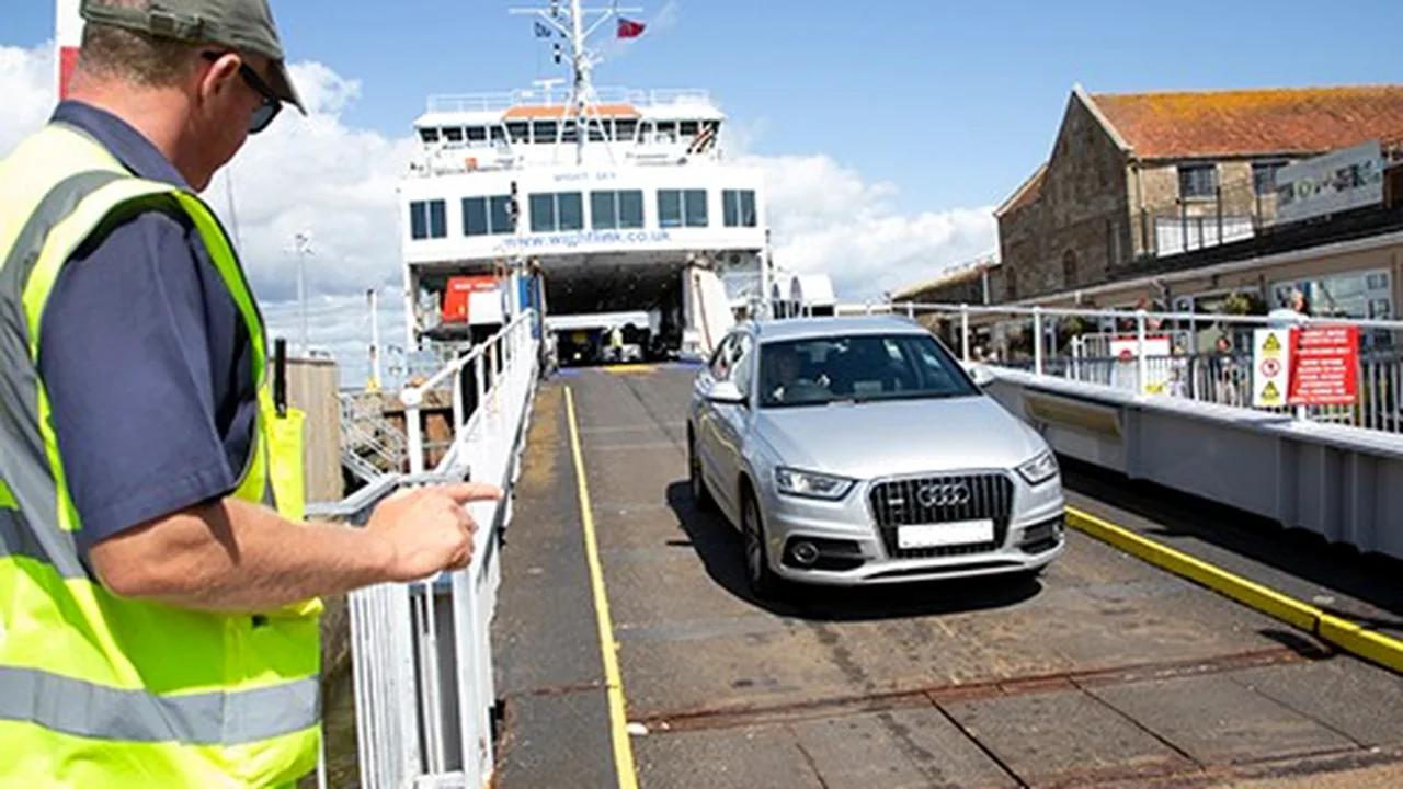 Terminalde Wightlink feribotundan ayrılan araba