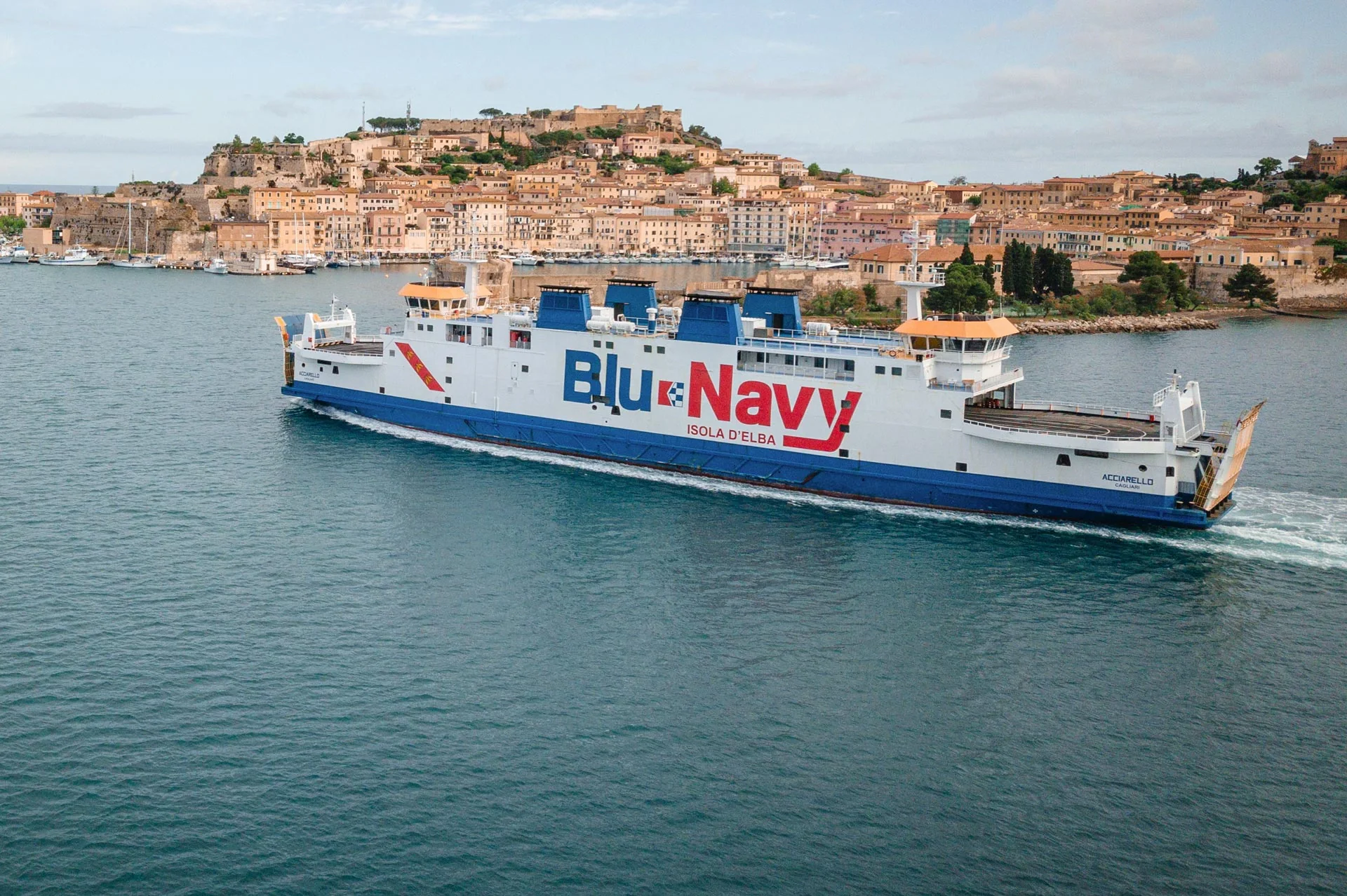 Blu Navy feribotu geçen Portoferraio'yu Elba