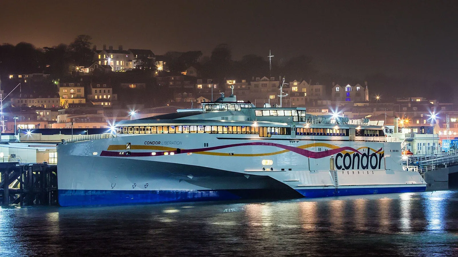 Condor Ferries yüksek hızlı yolcu ve araç feribotu