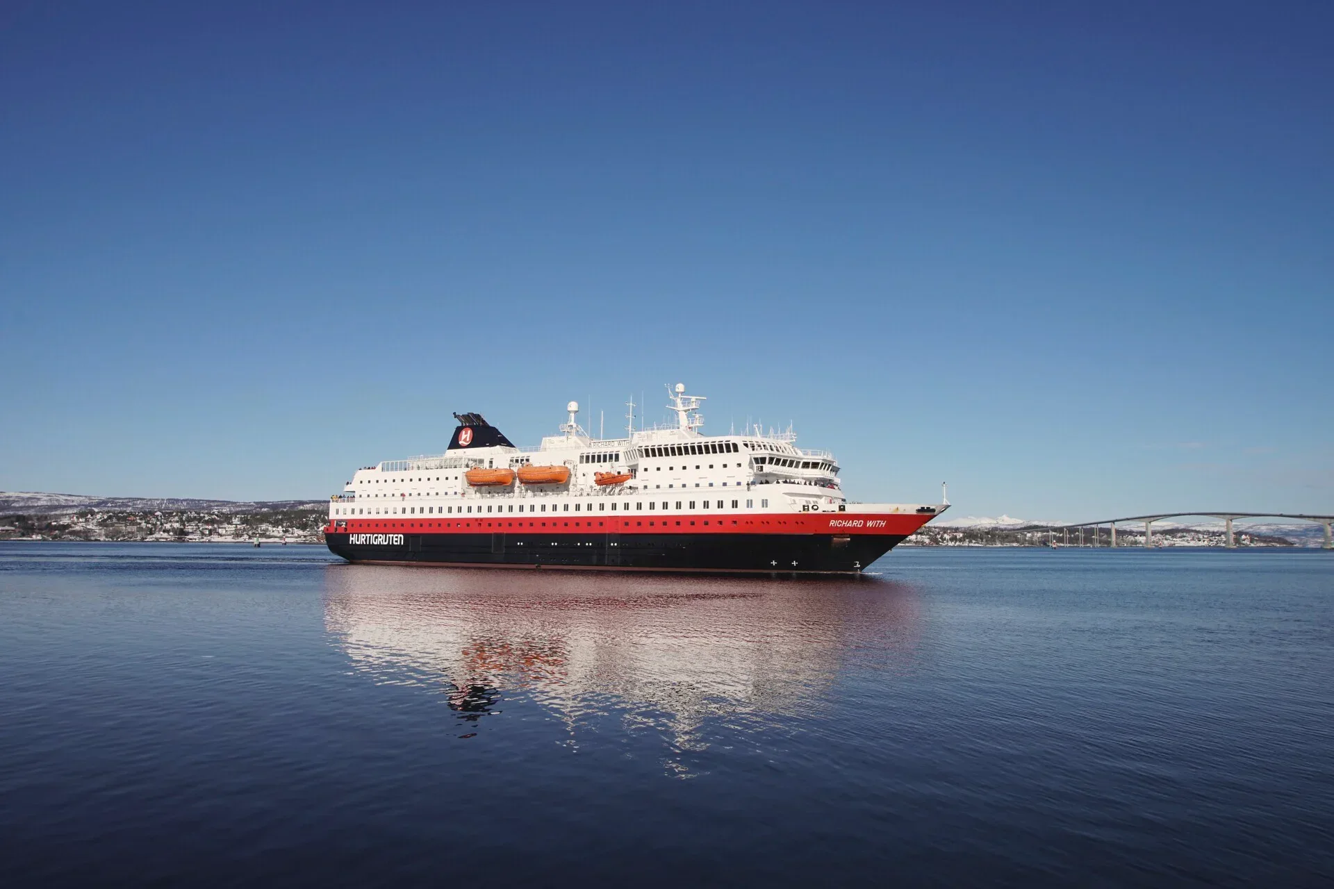 Hurtigruten yolcu ve araç feribotu