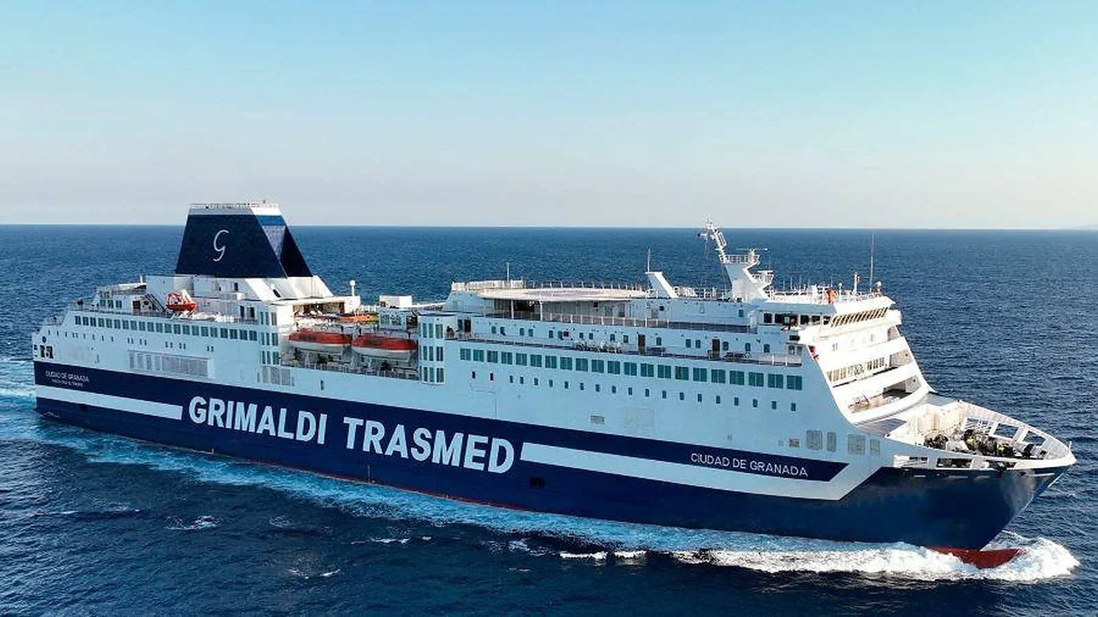 Tramvaylı yolcu ve araç feribotu
