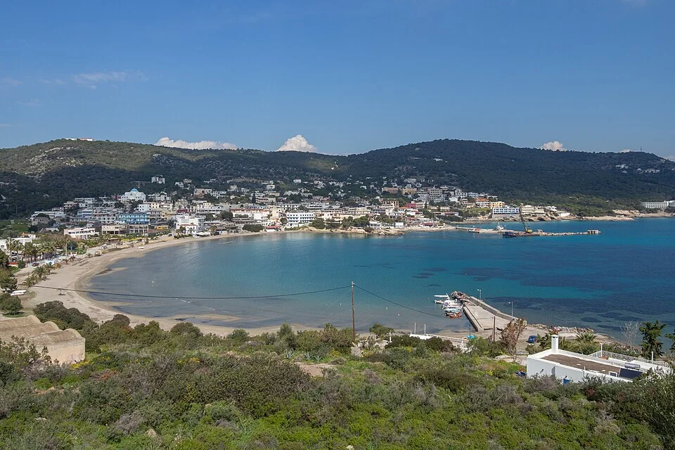 Agia Marina, Aegina kıyısı ve liman çevresi