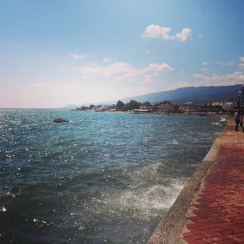 Akçay limanı ve kıyı manzarası