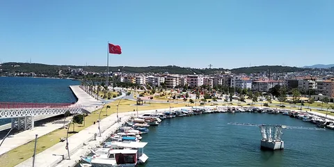 Aliağa limanı ve kıyı manzarası