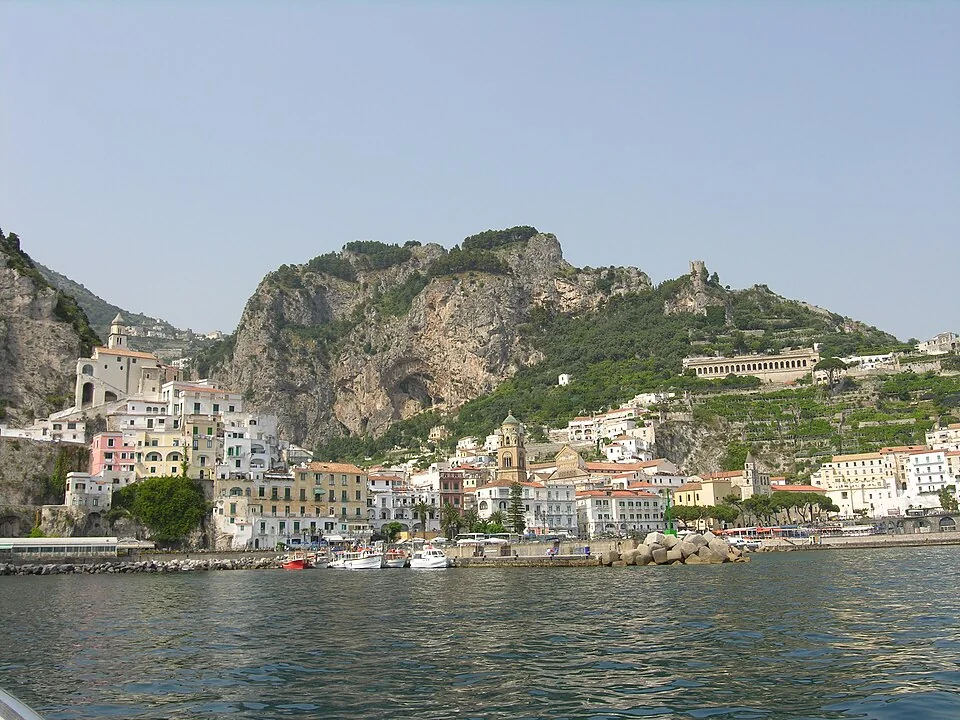 Amalfi kıyısı ve liman çevresi