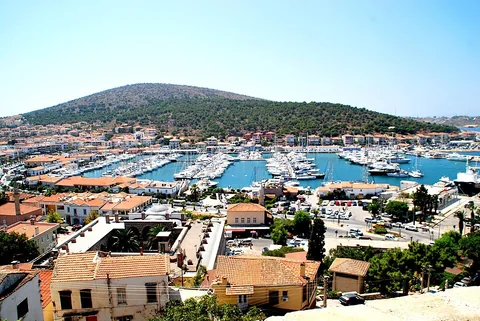 Çeşme limanı ve kıyı manzarası