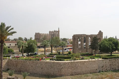 Gazimağusa (Famagusta) limanı ve kıyı manzarası