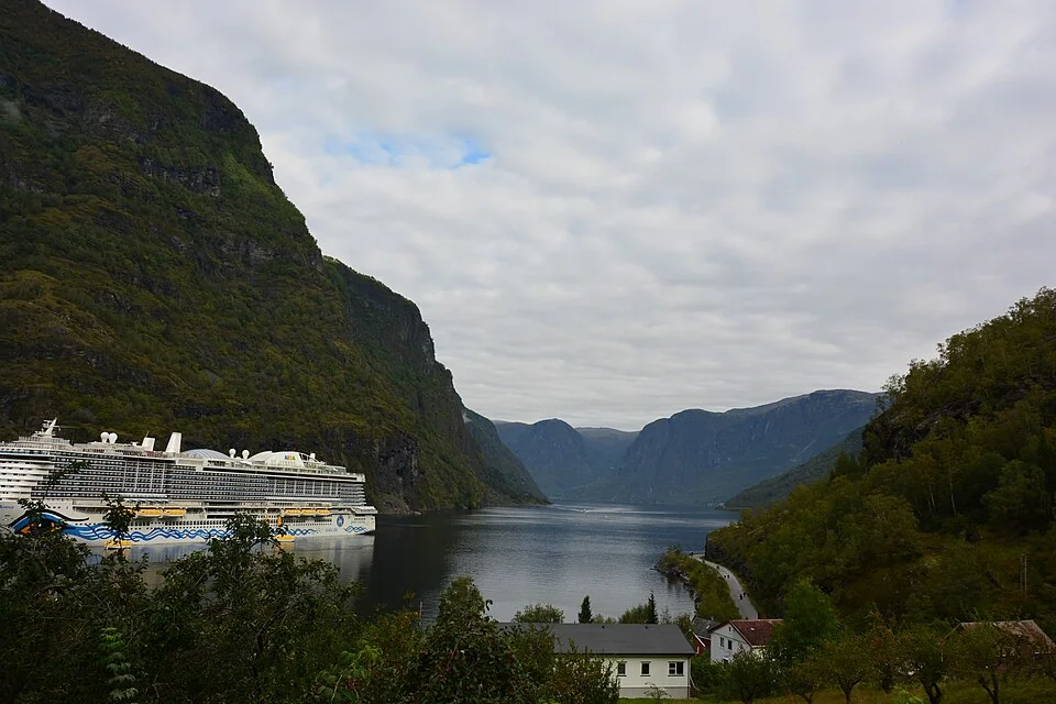 Flåm kıyısı ve liman çevresi
