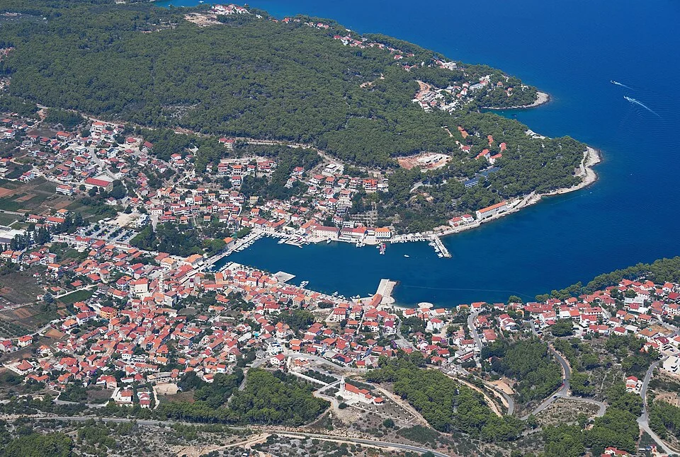 Jelsa kıyısı ve liman çevresi