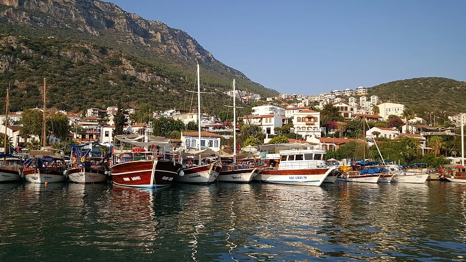 Kaş kıyısı ve liman çevresi