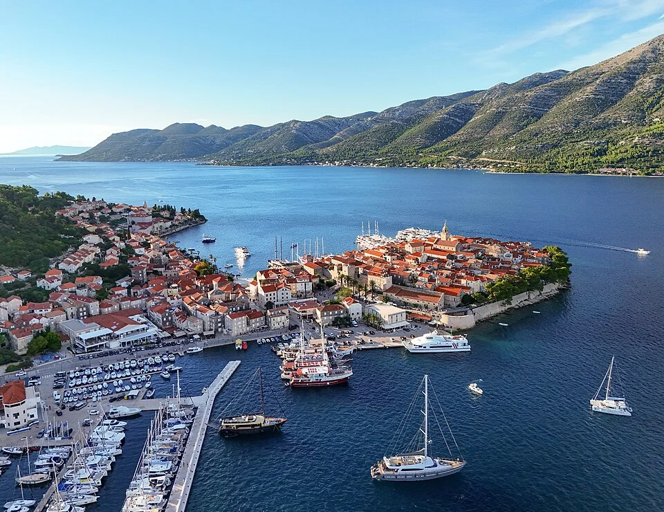 Korčula kıyısı ve liman çevresi