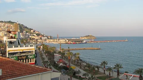 Kuşadası limanı ve kıyı manzarası