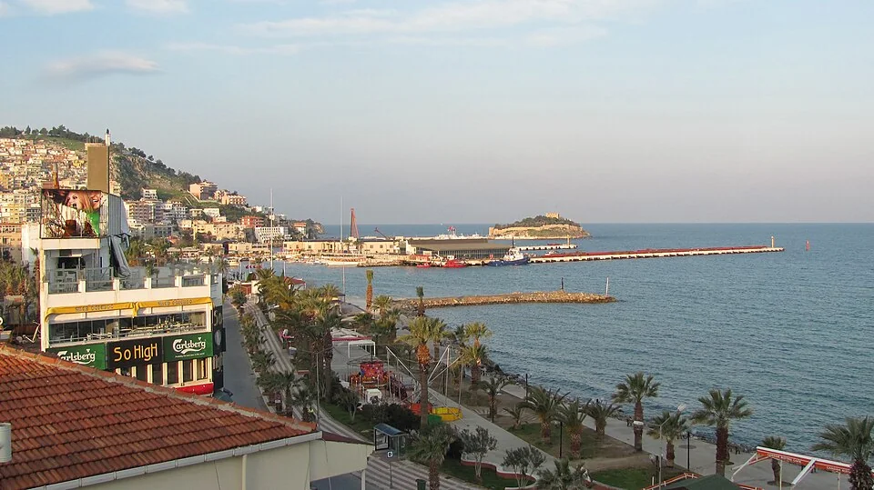 Kuşadası kıyısı ve liman çevresi