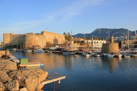 Girne (Kyrenia) limanı ve kıyı manzarası