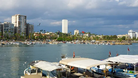 Mersin limanı ve kıyı manzarası