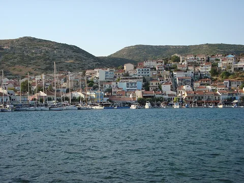 Pythagorio (Samos) limanı ve kıyı manzarası
