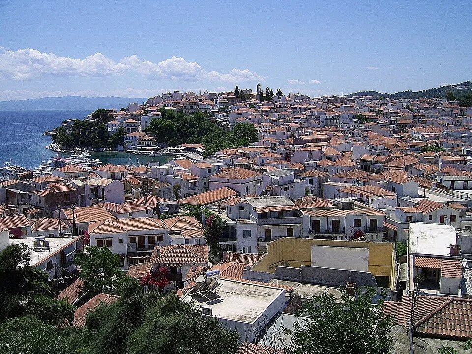Skiathos kıyısı ve liman çevresi