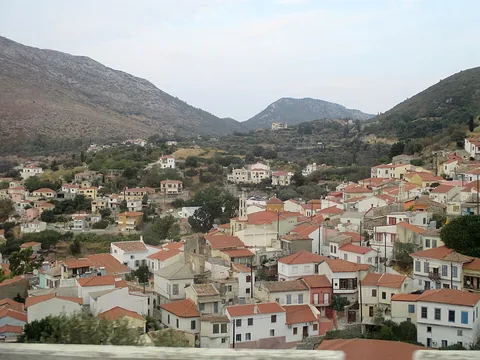 Vathi (Samos) limanı ve kıyı manzarası